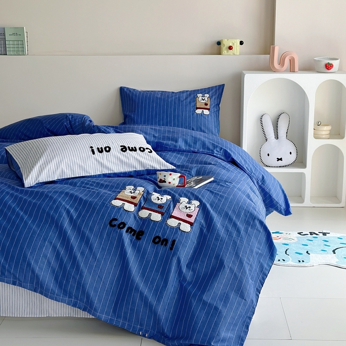 91家纺网 家纺一手货源 找家纺 2025新款全棉印花加绣花四件套 举手兔-蓝