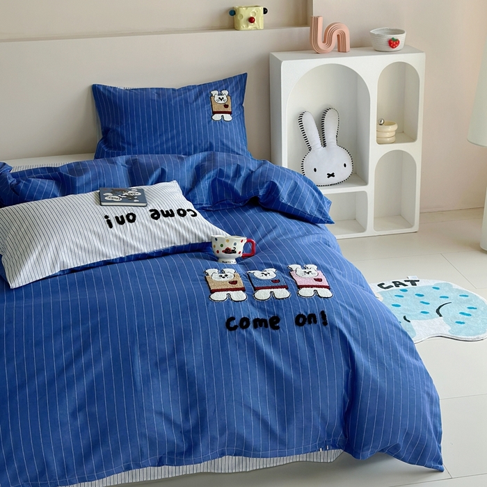 91家纺网 家纺一手货源 找家纺 2025新款全棉印花加绣花四件套 举手兔-蓝