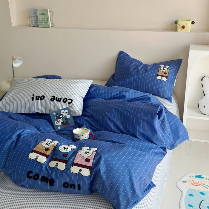 91家纺网 家纺一手货源 找家纺 2025新款全棉印花加绣花四件套 举手兔-蓝