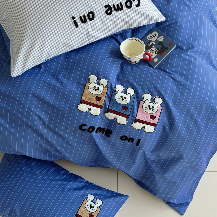 91家纺网 家纺一手货源 找家纺 2025新款全棉印花加绣花四件套 举手兔-蓝