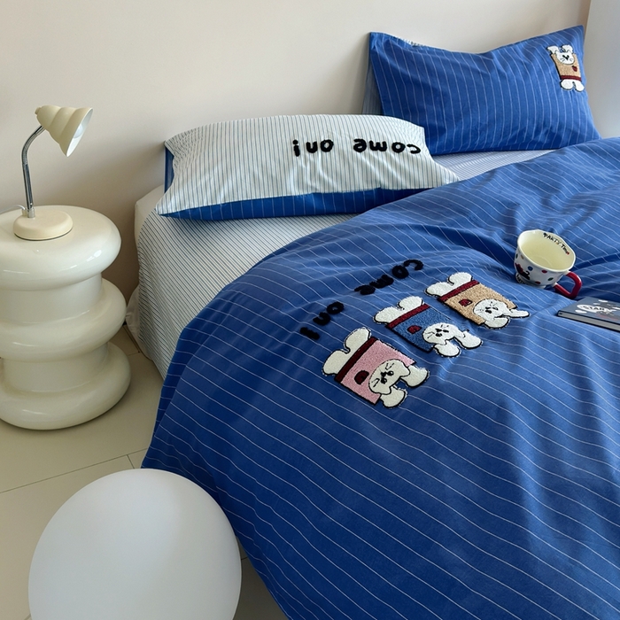 91家纺网 家纺一手货源 找家纺 2025新款全棉印花加绣花四件套 举手兔-蓝