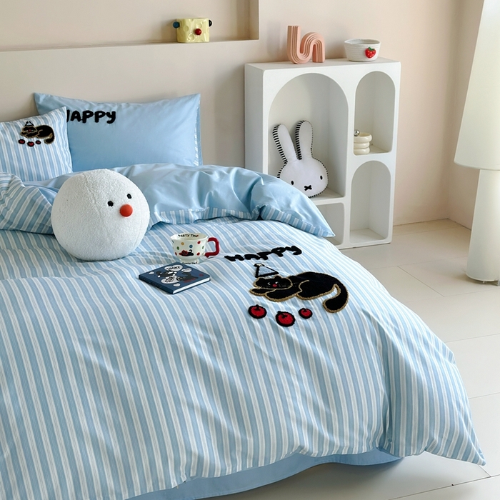 91家纺网 家纺一手货源 找家纺 2025新款全棉印花加绣花四件套 快乐黑猫