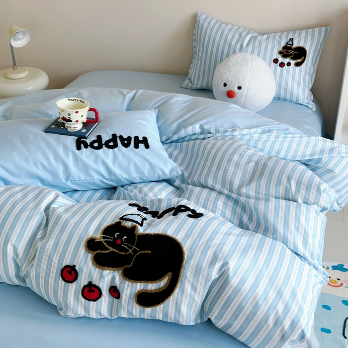 91家纺网 家纺一手货源 找家纺 2025新款全棉印花加绣花四件套 快乐黑猫