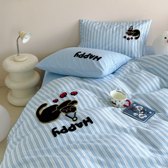 91家纺网 家纺一手货源 找家纺 2025新款全棉印花加绣花四件套 快乐黑猫