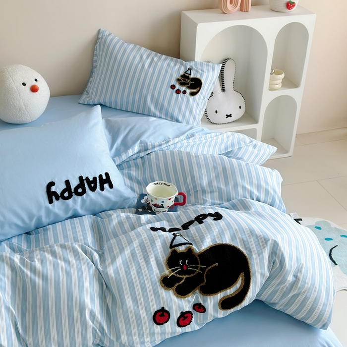 91家纺网 家纺一手货源 找家纺 2025新款全棉印花加绣花四件套 快乐黑猫