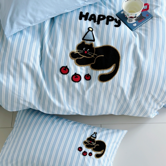 91家纺网 家纺一手货源 找家纺 2025新款全棉印花加绣花四件套 快乐黑猫