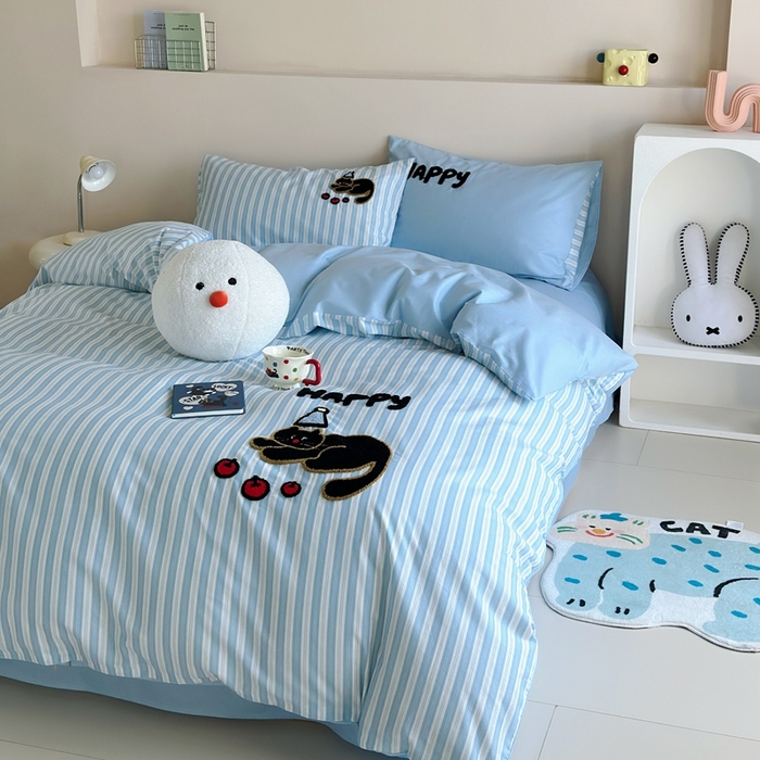 91家纺网 家纺一手货源 找家纺 2025新款全棉印花加绣花四件套 快乐黑猫