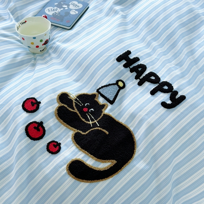 91家纺网 家纺一手货源 找家纺 2025新款全棉印花加绣花四件套 快乐黑猫