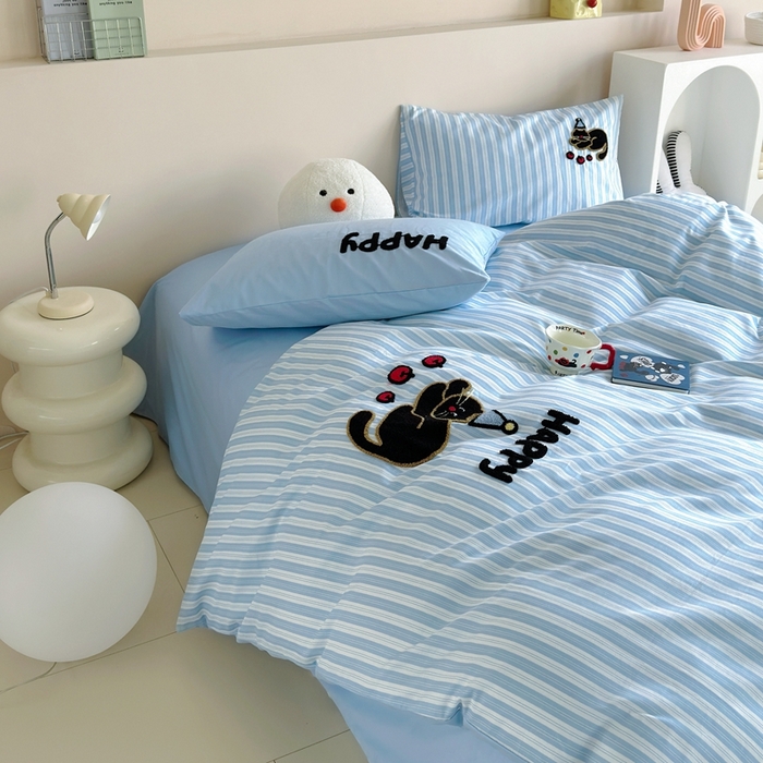 91家纺网 家纺一手货源 找家纺 2025新款全棉印花加绣花四件套 快乐黑猫