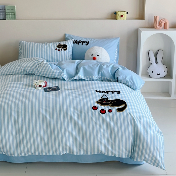 91家纺网 家纺一手货源 找家纺 2025新款全棉印花加绣花四件套 快乐黑猫