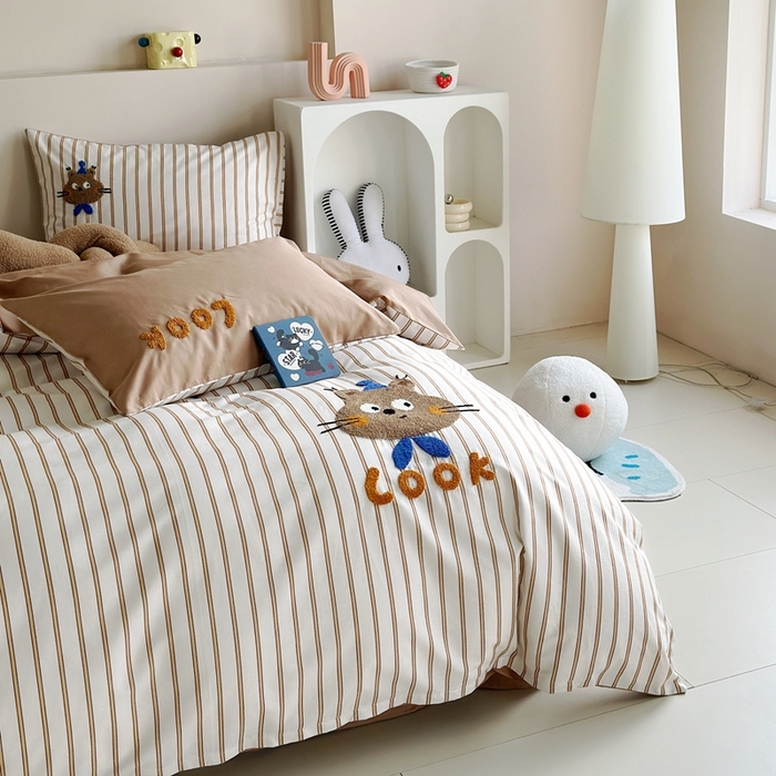 91家纺网 家纺一手货源 找家纺 2025新款全棉印花加绣花四件套 熊小萌