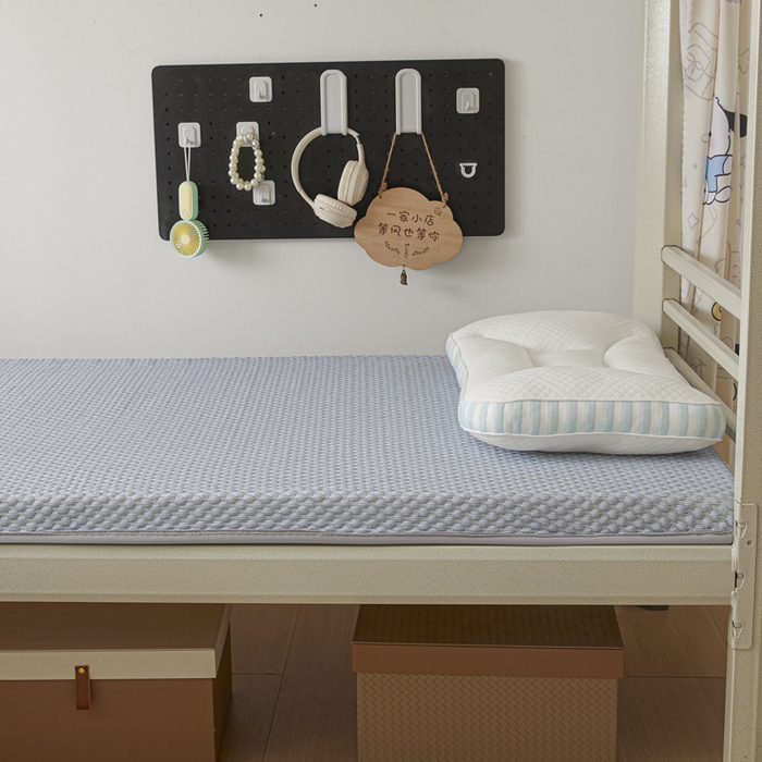 91家纺网 家纺一手货源 找家纺 暖季家纺 2025新款学生宿舍凉席按摩冰感豆豆冰丝席地铺地垫 凉豆豆灰色