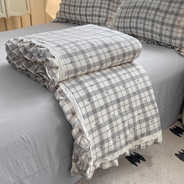 91家纺网 家纺一手货源 找家纺 大麦家纺 2025新款云感双层纱花边夏被四件套 英伦时刻