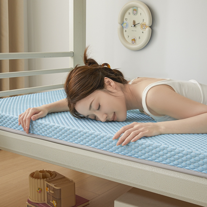 91家纺网 家纺一手货源 找家纺 暖季家纺 2025新款学生宿舍凉席按摩冰感豆豆冰丝席地铺地垫 凉豆豆蓝色