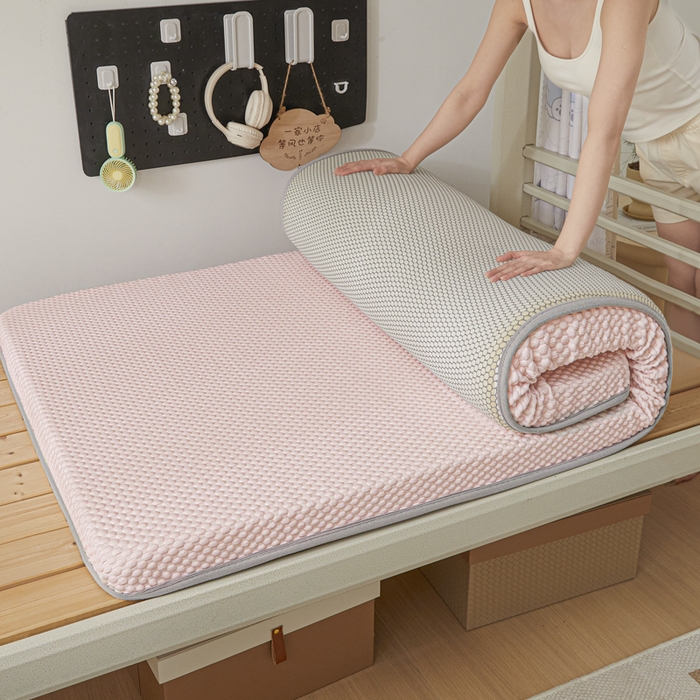 91家纺网 家纺一手货源 找家纺 暖季家纺 2025新款学生宿舍凉席按摩冰感豆豆冰丝席地铺地垫 凉豆豆粉色