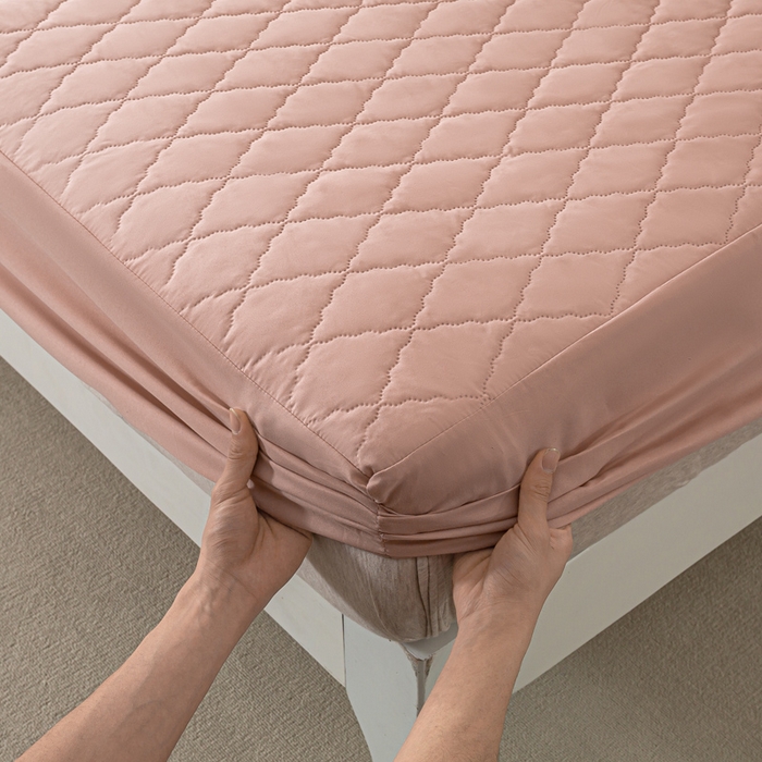 91家纺网 家纺一手货源 找家纺 漫仙阁家纺 2025新款防水夹棉床笠 豆沙粉