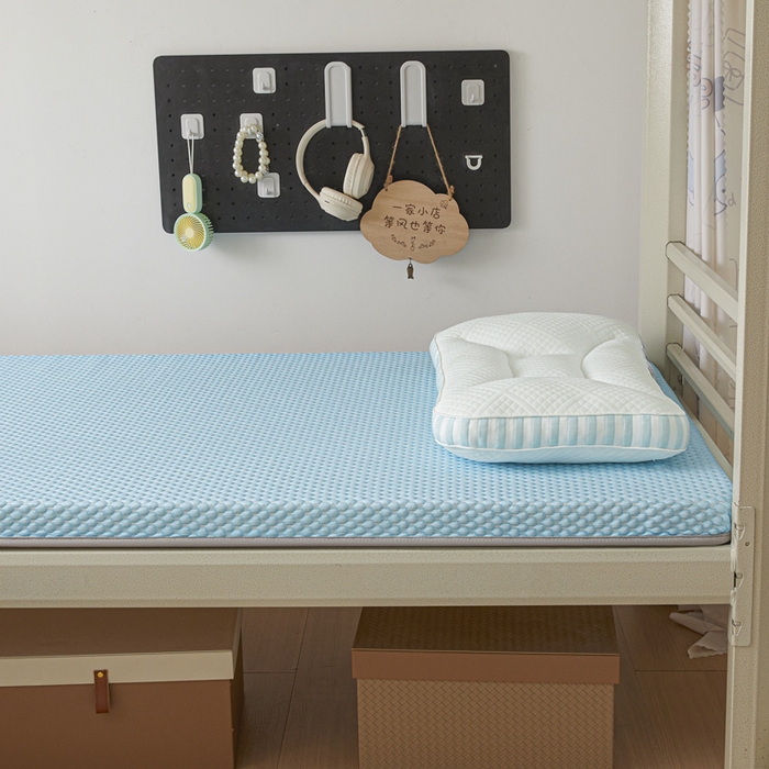 91家纺网 家纺一手货源 找家纺 暖季家纺 2025新款学生宿舍凉席按摩冰感豆豆冰丝席地铺地垫 凉豆豆蓝色