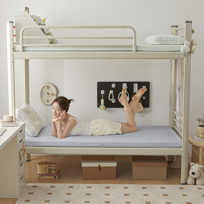 91家纺网 家纺一手货源 找家纺 暖季家纺 2025新款学生宿舍凉席按摩冰感豆豆冰丝席地铺地垫 凉豆豆灰色