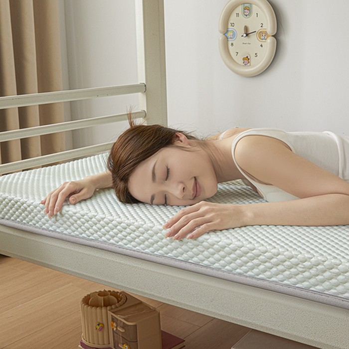 91家纺网 家纺一手货源 找家纺 暖季家纺 2025新款学生宿舍凉席按摩冰感豆豆冰丝席地铺地垫 凉豆豆天蓝