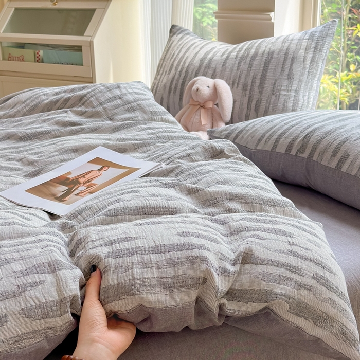 91家纺网 家纺一手货源 找家纺 菡宝 2025新款a类母婴级纯棉全棉纯棉色织三层纱提花系列四件套 艾瑞-灰