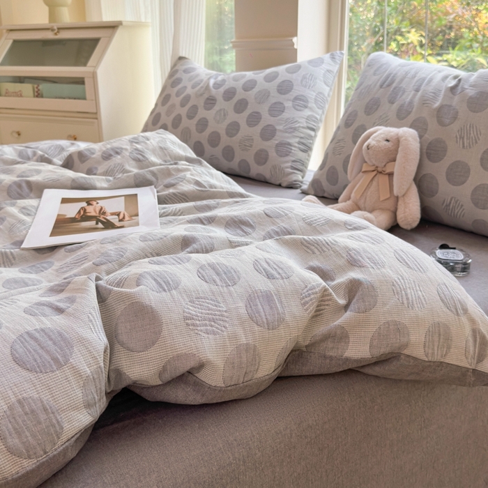 91家纺网 家纺一手货源 找家纺 菡宝 2025新款a类母婴级纯棉全棉纯棉色织三层纱提花系列四件套 波点-灰