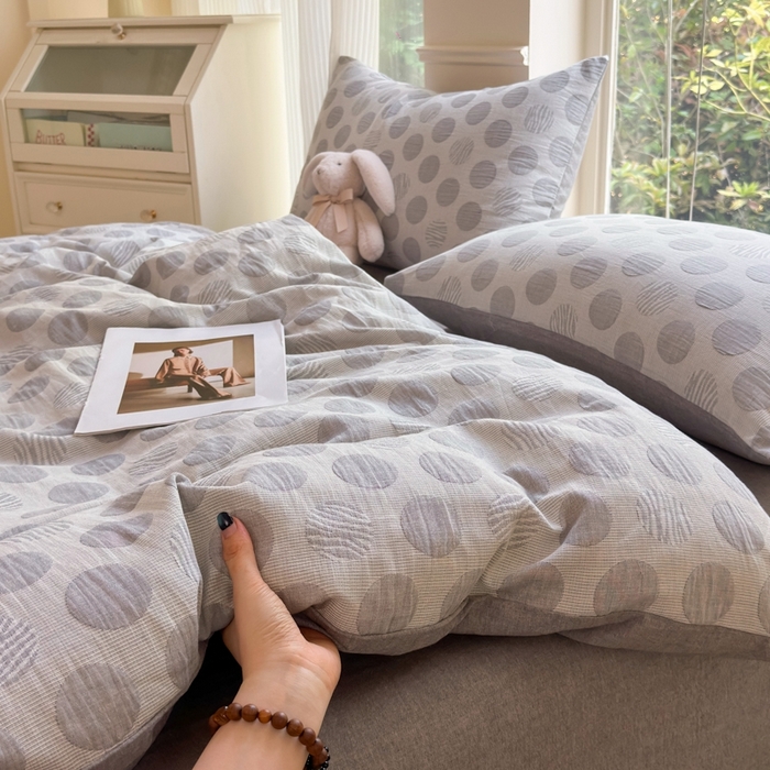 91家纺网 家纺一手货源 找家纺 菡宝 2025新款a类母婴级纯棉全棉纯棉色织三层纱提花系列四件套 波点-灰