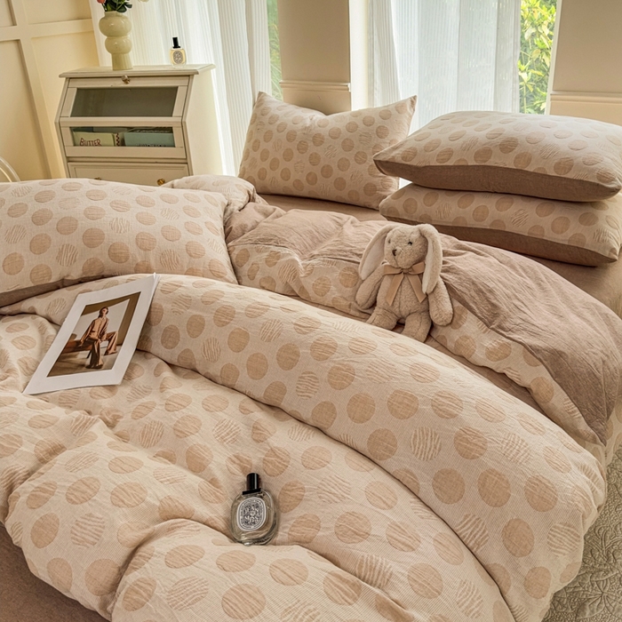 91家纺网 家纺一手货源 找家纺 菡宝 2025新款a类母婴级纯棉全棉纯棉色织三层纱提花系列四件套 波点-卡其