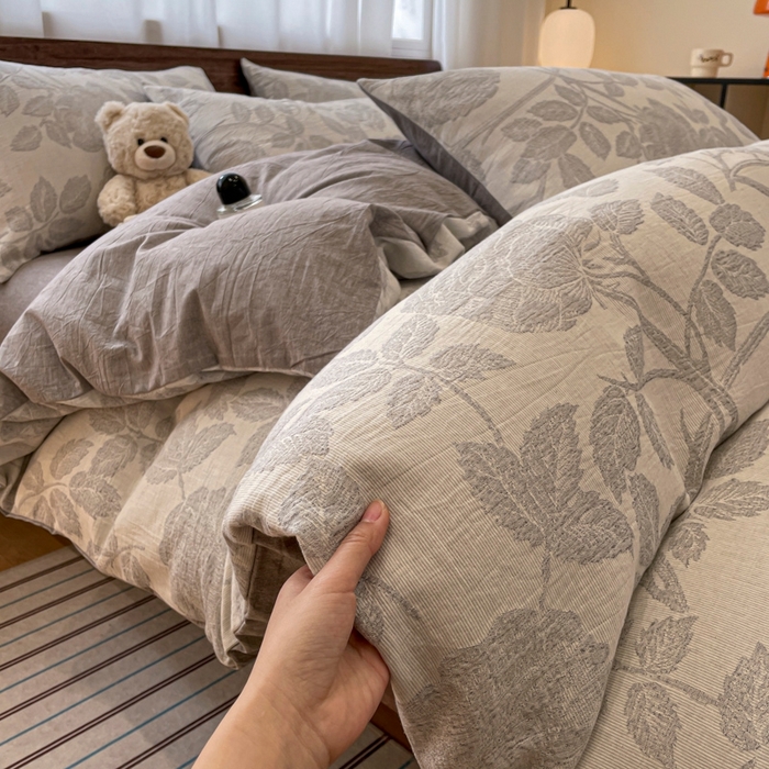 91家纺网 家纺一手货源 找家纺 菡宝 2025新款a类母婴级纯棉全棉纯棉色织三层纱提花系列四件套 花想容-灰