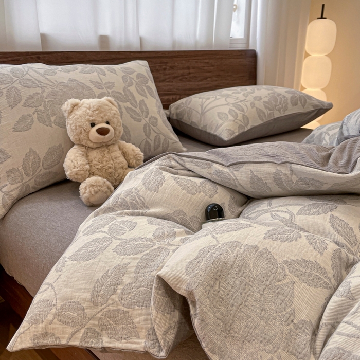 91家纺网 家纺一手货源 找家纺 菡宝 2025新款a类母婴级纯棉全棉纯棉色织三层纱提花系列四件套 花想容-灰