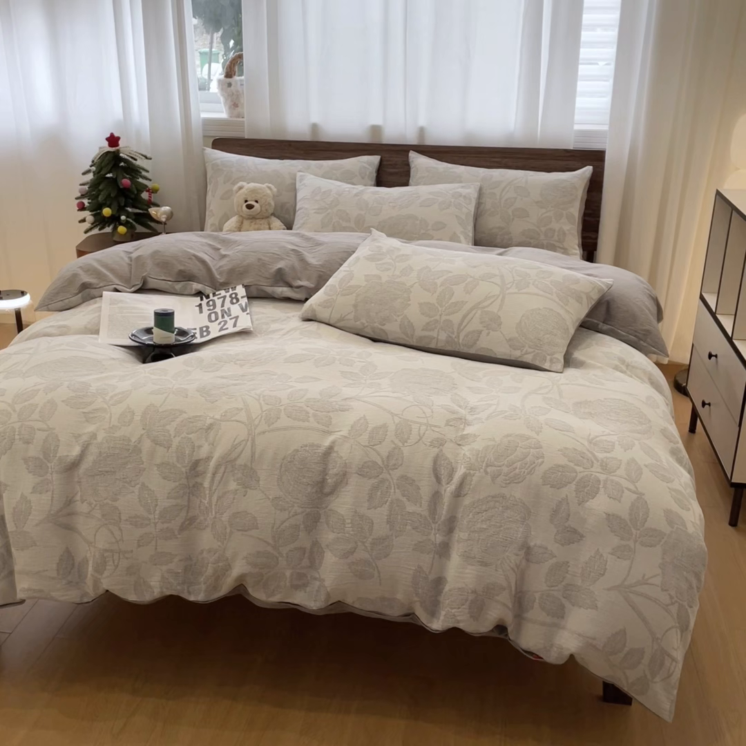 91家纺网 家纺一手货源 找家纺 菡宝 2025新款a类母婴级纯棉全棉纯棉色织三层纱提花系列四件套 花想容-灰