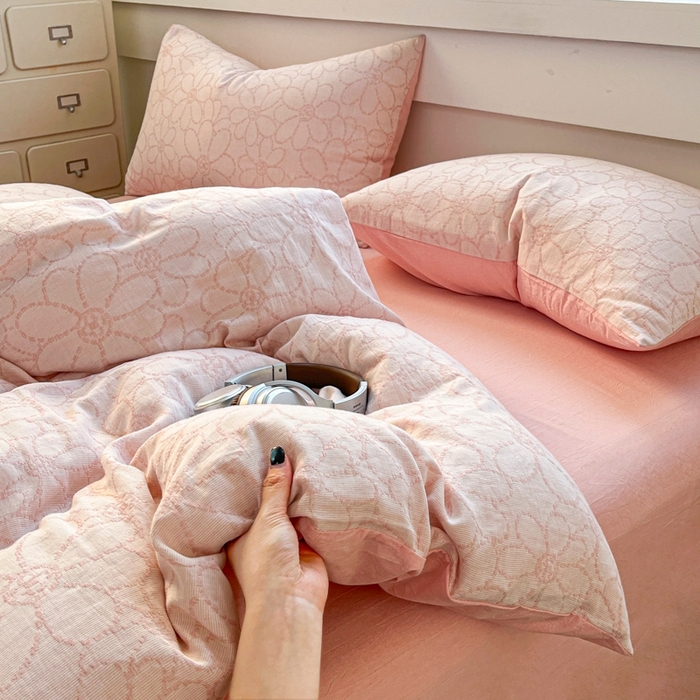 91家纺网 家纺一手货源 找家纺 菡宝 2025新款a类母婴级纯棉全棉纯棉色织三层纱提花系列四件套 洛可可-粉