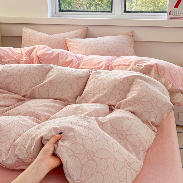 91家纺网 家纺一手货源 找家纺 菡宝 2025新款a类母婴级纯棉全棉纯棉色织三层纱提花系列四件套 洛可可-粉