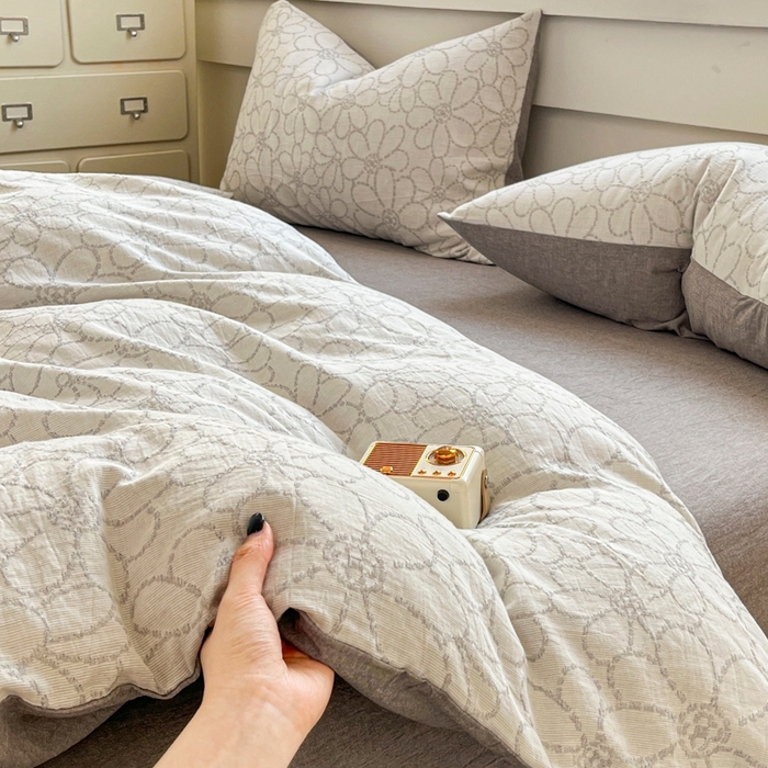 91家纺网 家纺一手货源 找家纺 菡宝 2025新款a类母婴级纯棉全棉纯棉色织三层纱提花系列四件套 洛可可-灰