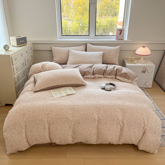 91家纺网 家纺一手货源 找家纺 菡宝 2025新款a类母婴级纯棉全棉纯棉色织三层纱提花系列四件套 洛可可-米咖