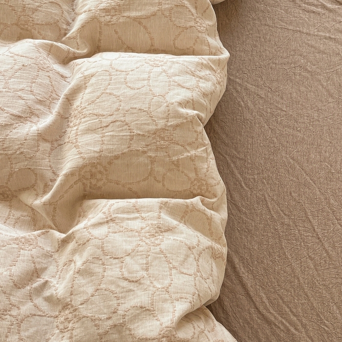 91家纺网 家纺一手货源 找家纺 菡宝 2025新款a类母婴级纯棉全棉纯棉色织三层纱提花系列四件套 洛可可-米咖