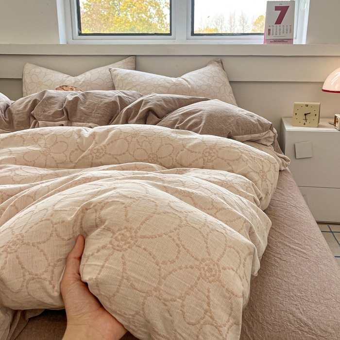 91家纺网 家纺一手货源 找家纺 菡宝 2025新款a类母婴级纯棉全棉纯棉色织三层纱提花系列四件套 洛可可-米咖