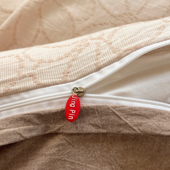 91家纺网 家纺一手货源 找家纺 菡宝 2025新款a类母婴级纯棉全棉纯棉色织三层纱提花系列四件套 洛可可-米咖