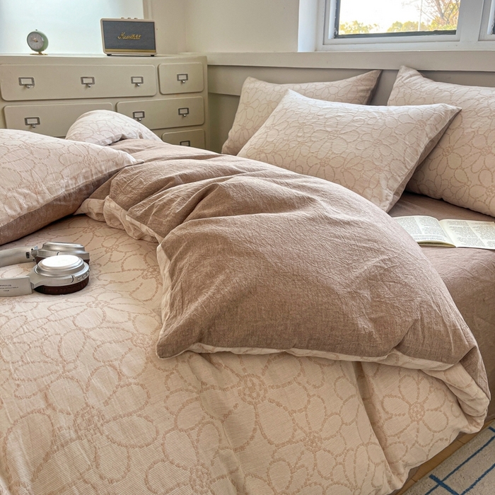 91家纺网 家纺一手货源 找家纺 菡宝 2025新款a类母婴级纯棉全棉纯棉色织三层纱提花系列四件套 洛可可-米咖