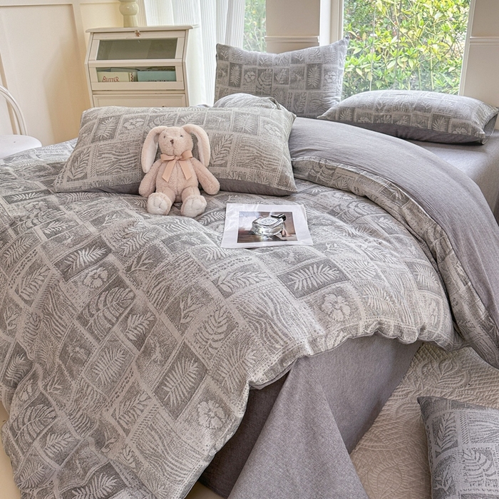 91家纺网 家纺一手货源 找家纺 菡宝 2025新款a类母婴级纯棉全棉纯棉色织三层纱提花系列四件套 叶之美-灰