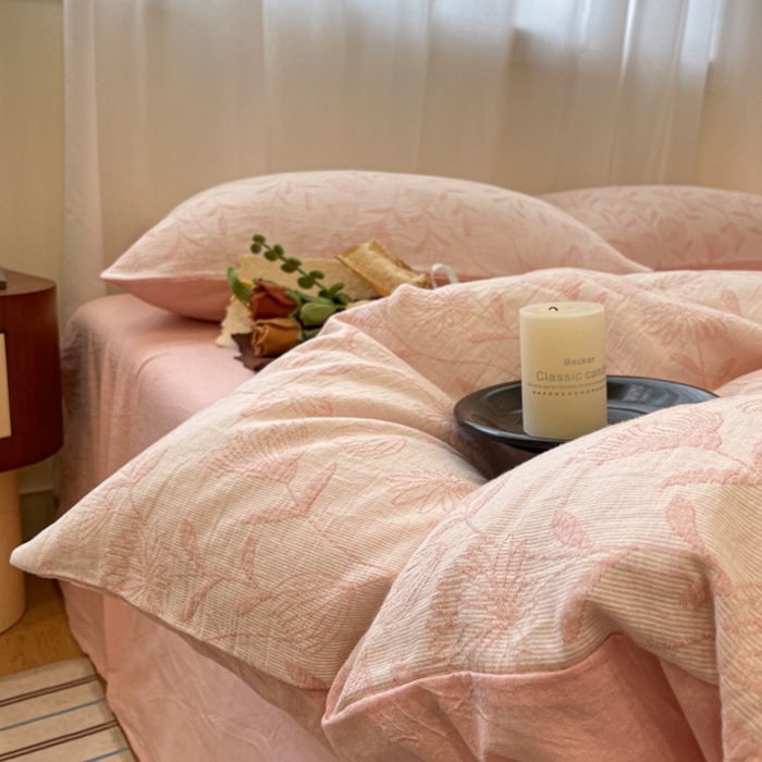 91家纺网 家纺一手货源 找家纺 菡宝 2025新款a类母婴级纯棉全棉纯棉色织三层纱提花系列四件套 韵蝶-粉