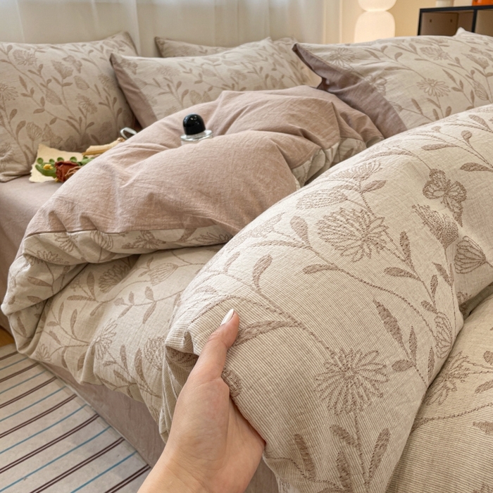 91家纺网 家纺一手货源 找家纺 菡宝 2025新款a类母婴级纯棉全棉纯棉色织三层纱提花系列四件套 韵蝶-米咖