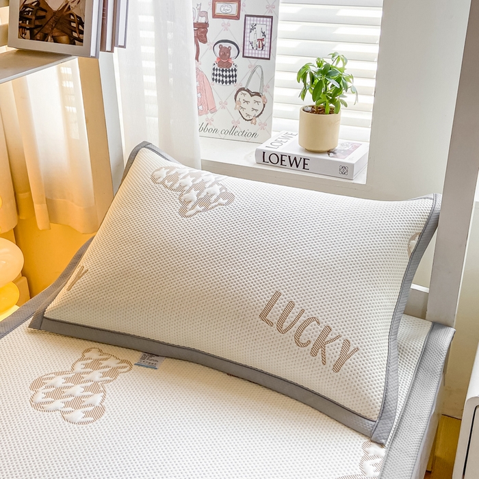 91家纺网 家纺一手货源 找家纺 （总）耐思2025a类冰豆豆提花凉席学生款潮牌熊系列