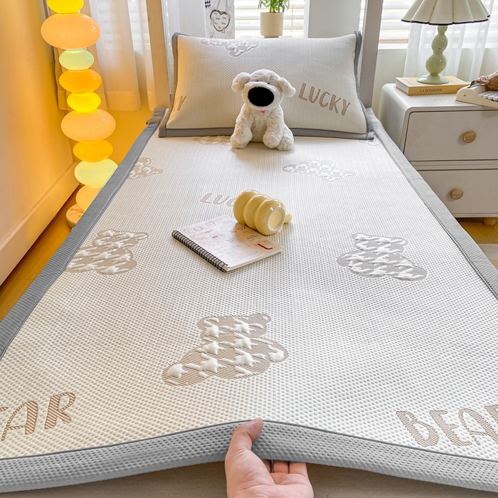 91家纺网 家纺一手货源 找家纺 （总）耐思2025a类冰豆豆提花凉席学生款潮牌熊系列