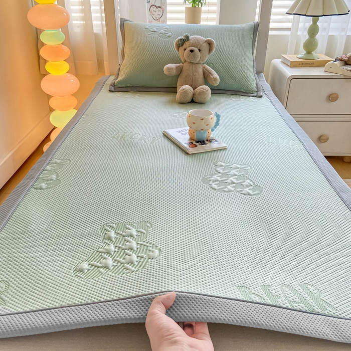 91家纺网 家纺一手货源 找家纺 耐思2025a类冰豆豆提花凉席学生款潮牌熊系列 潮牌態-抹茶绿