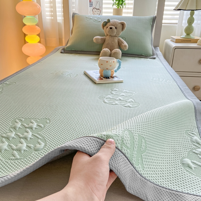 91家纺网 家纺一手货源 找家纺 耐思2025a类冰豆豆提花凉席学生款潮牌熊系列 潮牌態-抹茶绿
