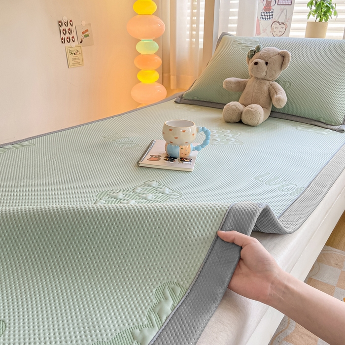 91家纺网 家纺一手货源 找家纺 耐思2025a类冰豆豆提花凉席学生款潮牌熊系列 潮牌態-抹茶绿