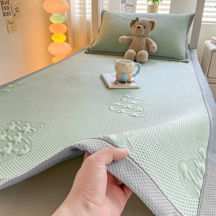 91家纺网 家纺一手货源 找家纺 耐思2025a类冰豆豆提花凉席学生款潮牌熊系列 潮牌態-抹茶绿