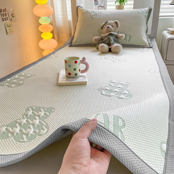 91家纺网 家纺一手货源 找家纺 耐思2025a类冰豆豆提花凉席学生款潮牌熊系列 潮牌態-浅緑