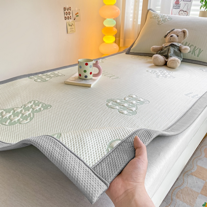 91家纺网 家纺一手货源 找家纺 耐思2025a类冰豆豆提花凉席学生款潮牌熊系列 潮牌態-浅緑