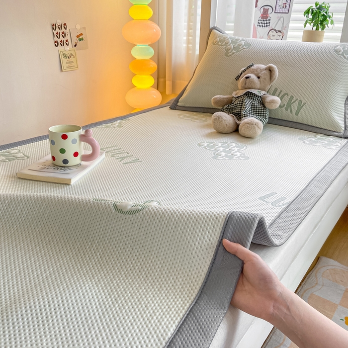 91家纺网 家纺一手货源 找家纺 耐思2025a类冰豆豆提花凉席学生款潮牌熊系列 潮牌態-浅緑